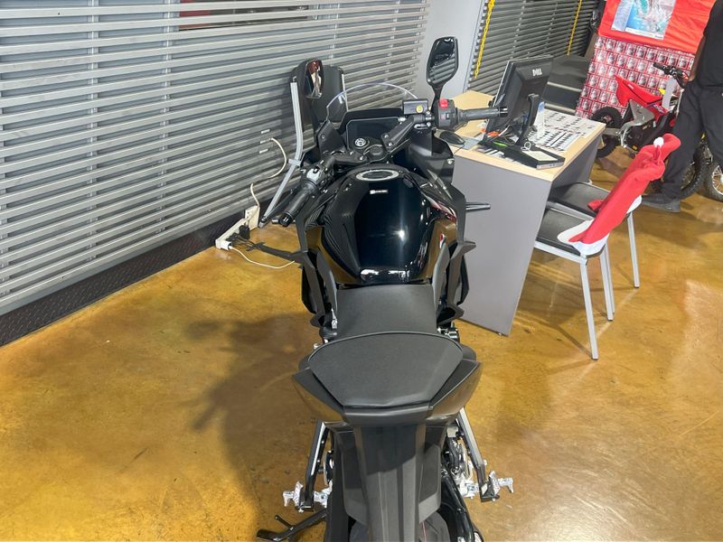 2025 Suzuki GSX-8R Image 15