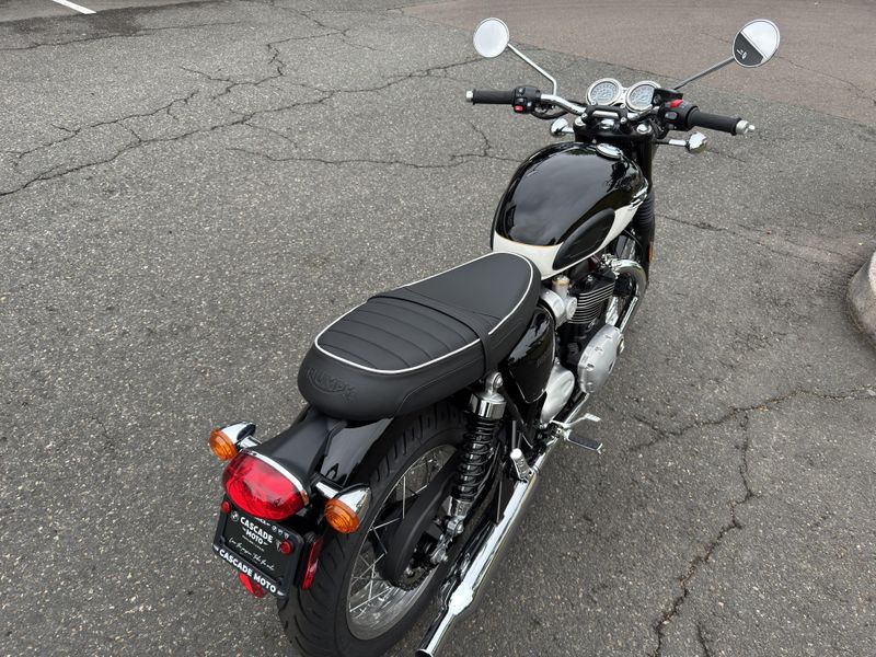 2025 Triumph Bonneville T120 - JET BLACK - FUSION WHITE 