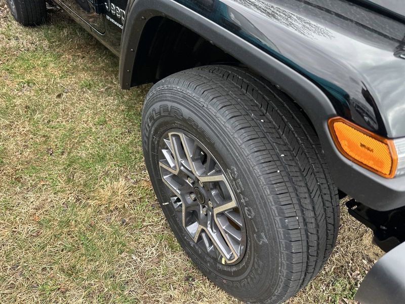 2024 Jeep Wrangler 4-door SaharaImage 4