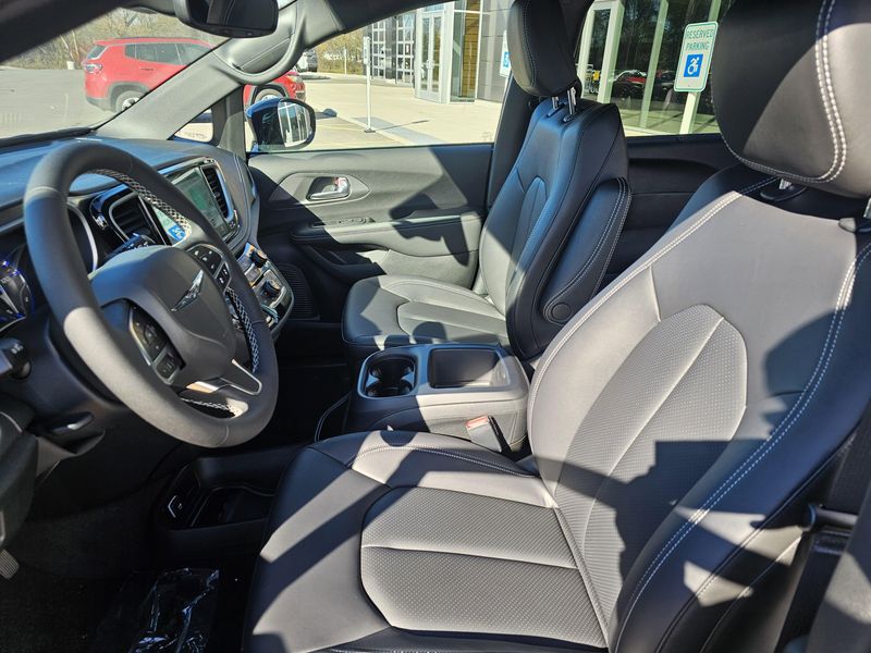 New 2026 Chrysler Pacifica Select AwdImage 7