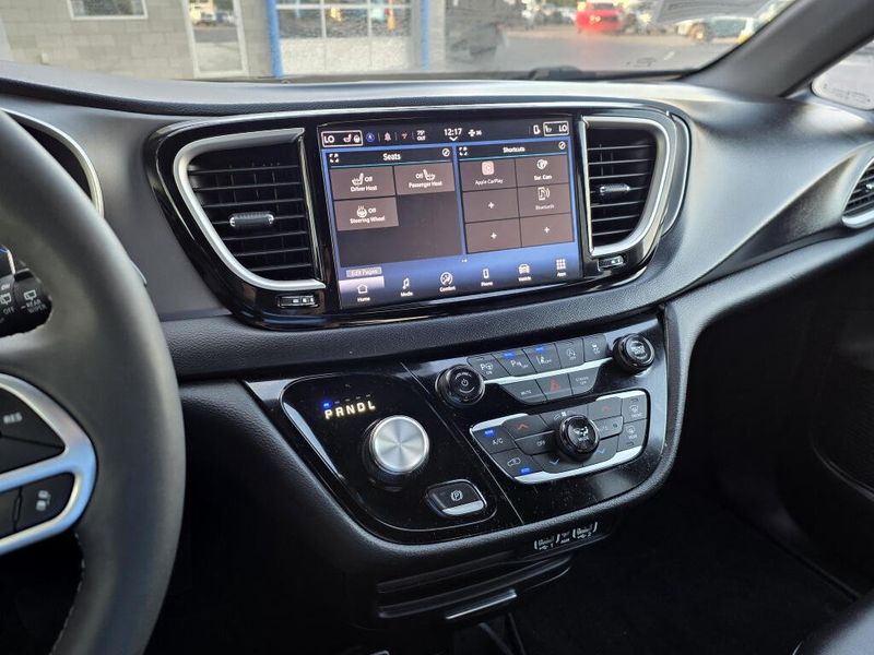 Used 2025 Chrysler Pacifica Select