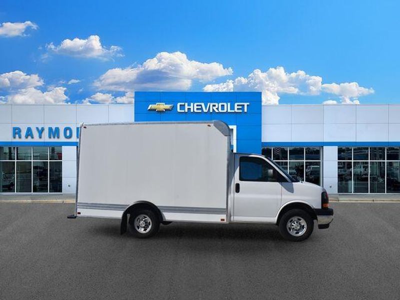 New 2026 Chevrolet Express 3500 Work VanImage 2