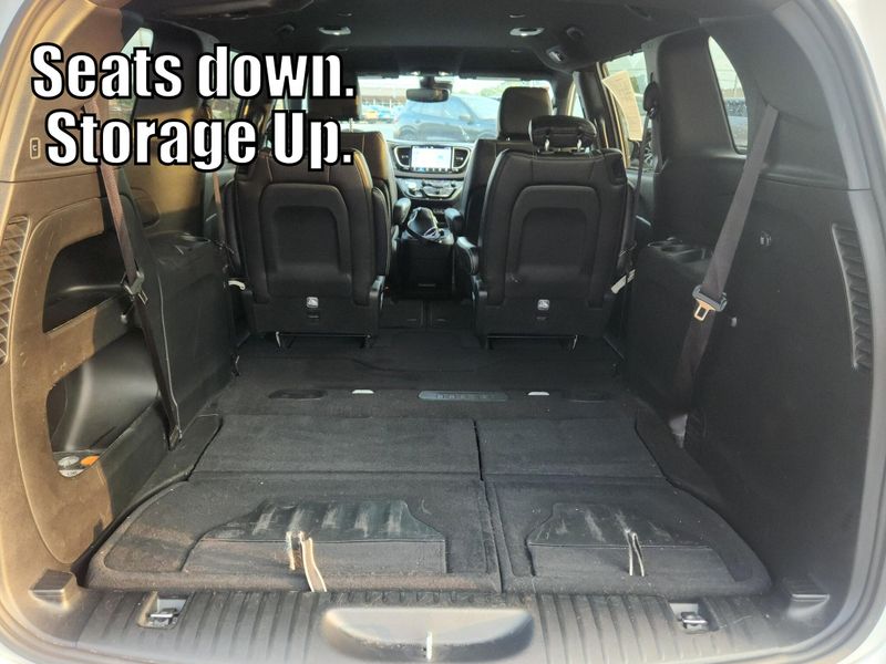 Used 2025 Chrysler Pacifica Select