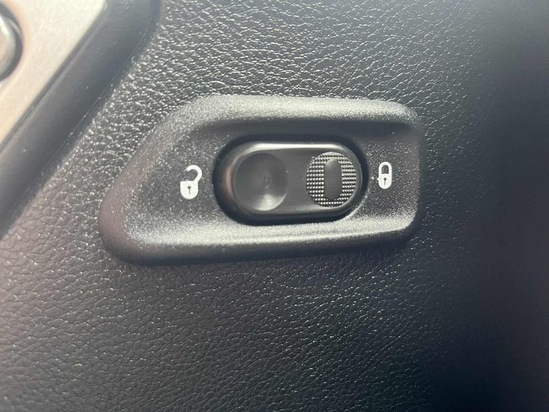 Used 2016 Jeep Wrangler Unlimited Image 9