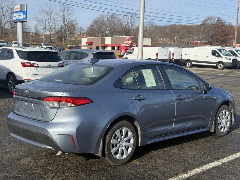 2022 Toyota Corolla LE photo 2