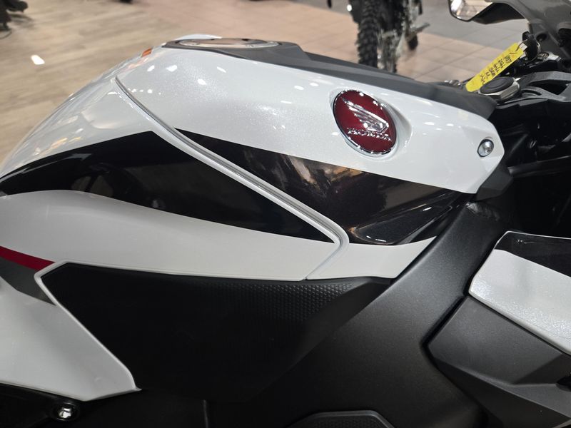 New 2026 Honda CBR1000RR PEARL WHITE Image 9