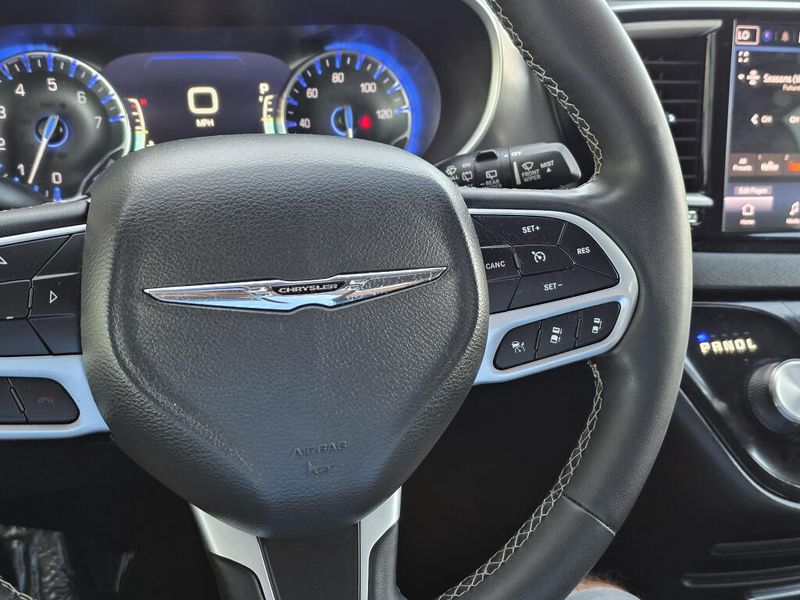 Used 2025 Chrysler Pacifica Select
