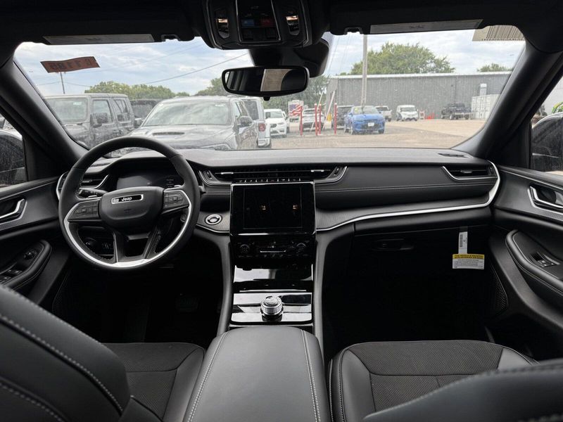 2024 Jeep Grand Cherokee L Altitude XImage 17