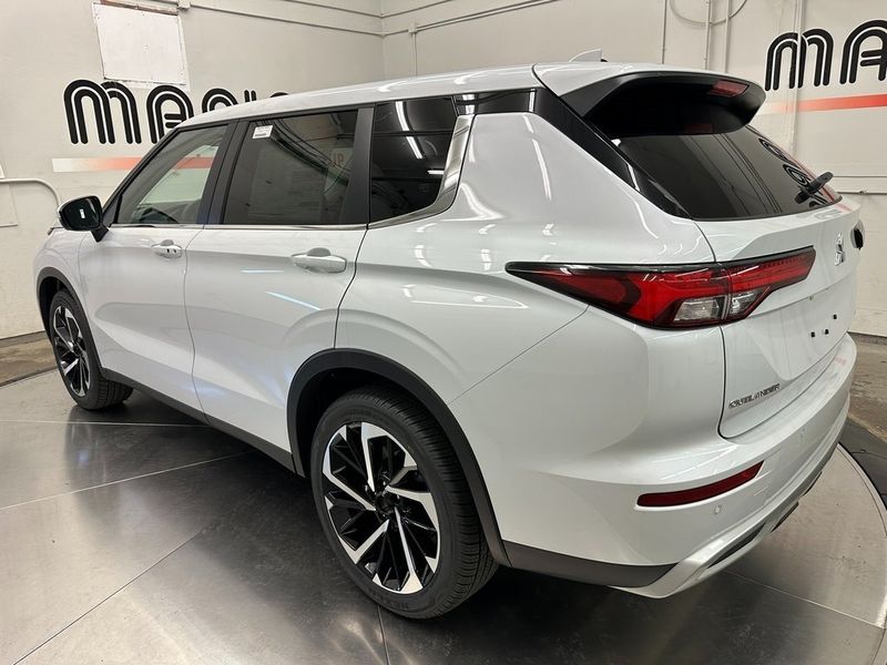 2024 Mitsubishi Outlander SEImage 8