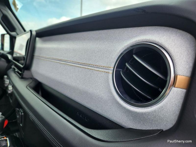 New 2025 Jeep Wrangler 4-door SaharaImage 28