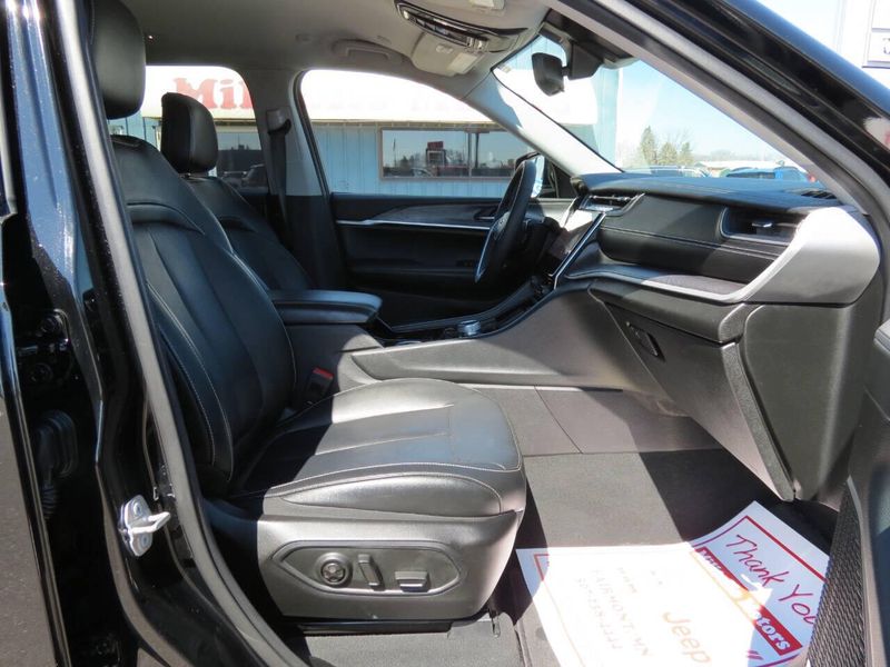 Used 2023 Jeep Grand Cherokee L Limited 4x4 4dr SUVImage 18