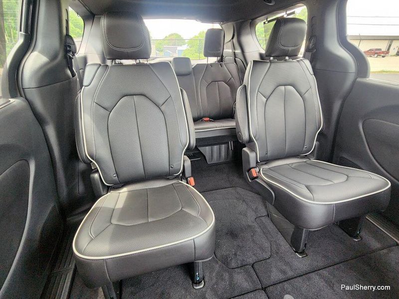 2025 Chrysler Pacifica LimitedImage 5