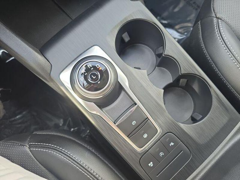 2022 Ford Escape Titanium photo 24
