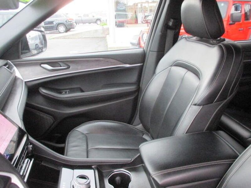 Used 2024 Jeep Grand Cherokee L LimitedImage 21