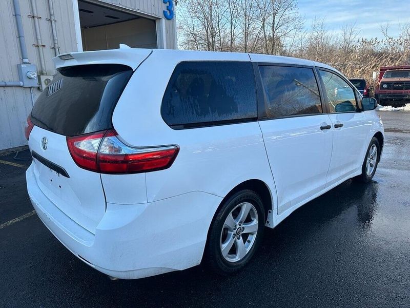 2019 Toyota Sienna LImage 11