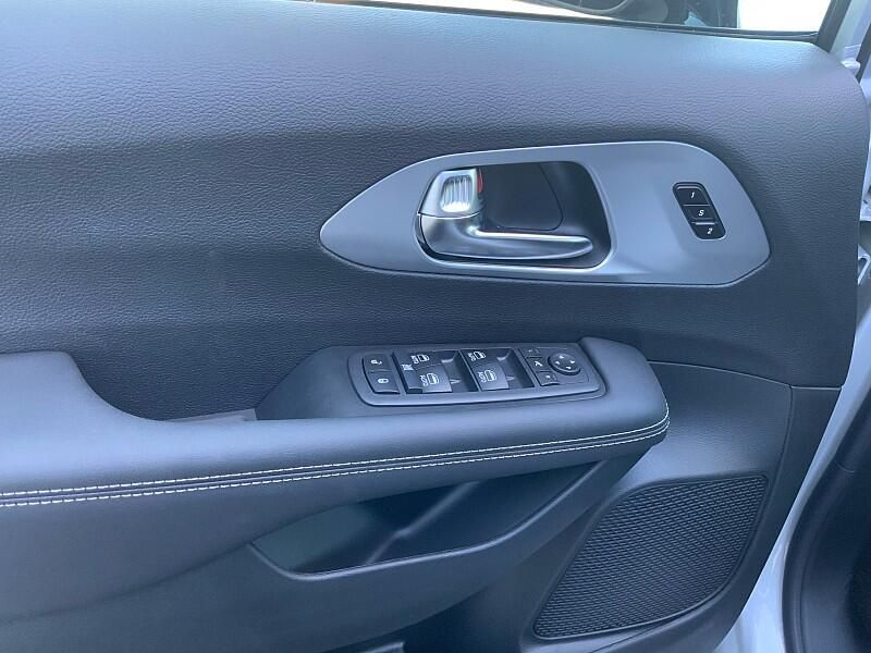 2026 Chrysler Pacifica Limited photo 7