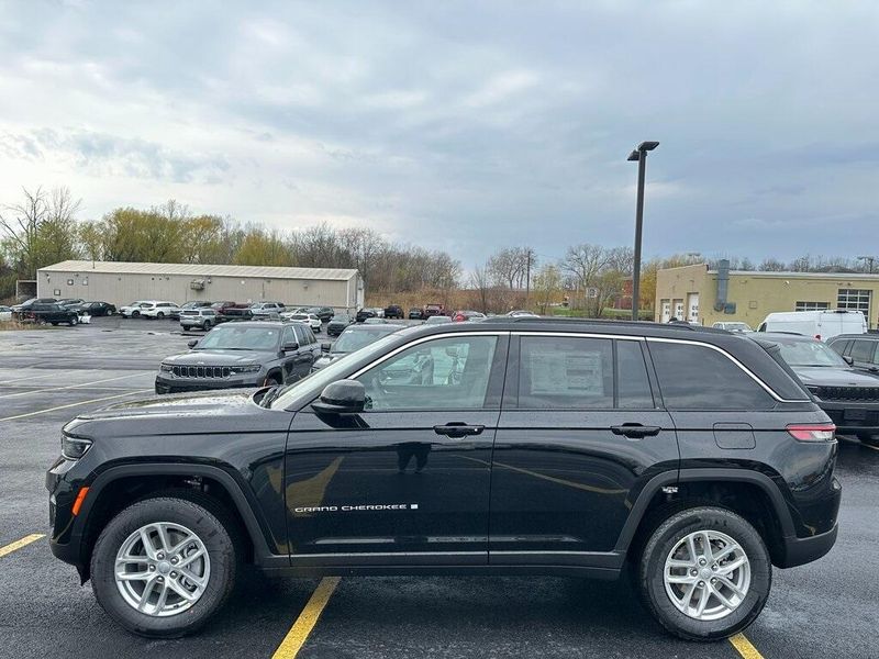 2025 Jeep Grand Cherokee Laredo X 4x4Image 4