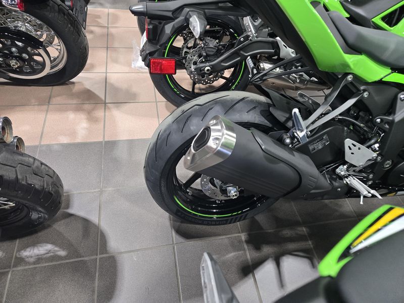 2025 Kawasaki NINJA ZX6R KRT EDITION ABS LIME GREEN AND EBONY AND PEARL BLIZZARD WHITEImage 10