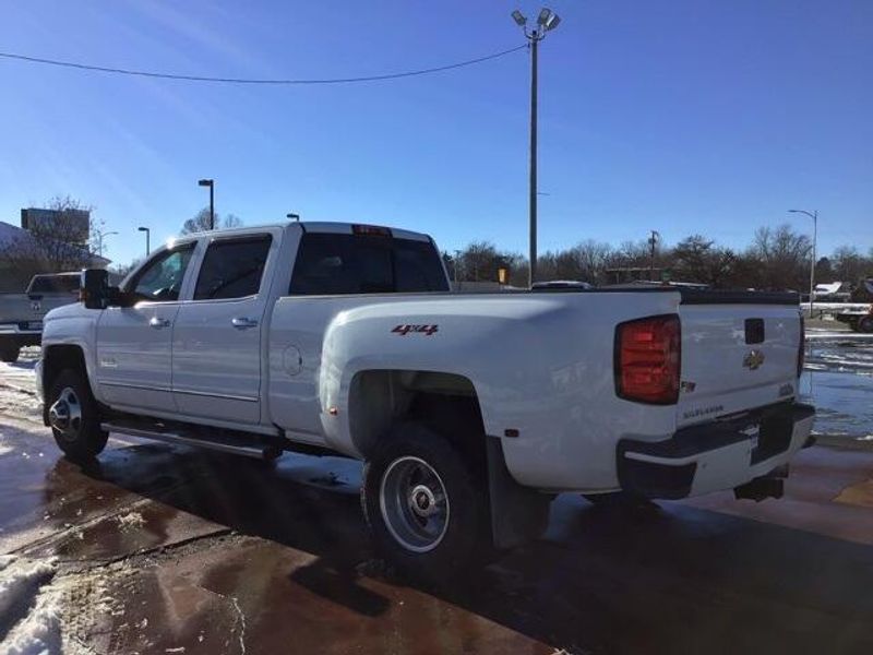 2018 Chevrolet Silverado 3500HD High CountryImage 3