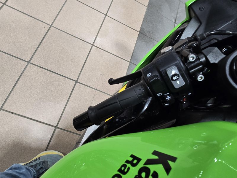 USED 2025 KAWASAKI NINJA ZX6R KRT EDITION LIME GREEN AND EBONY AND PEARL BLIZZARD WHITE Image 14