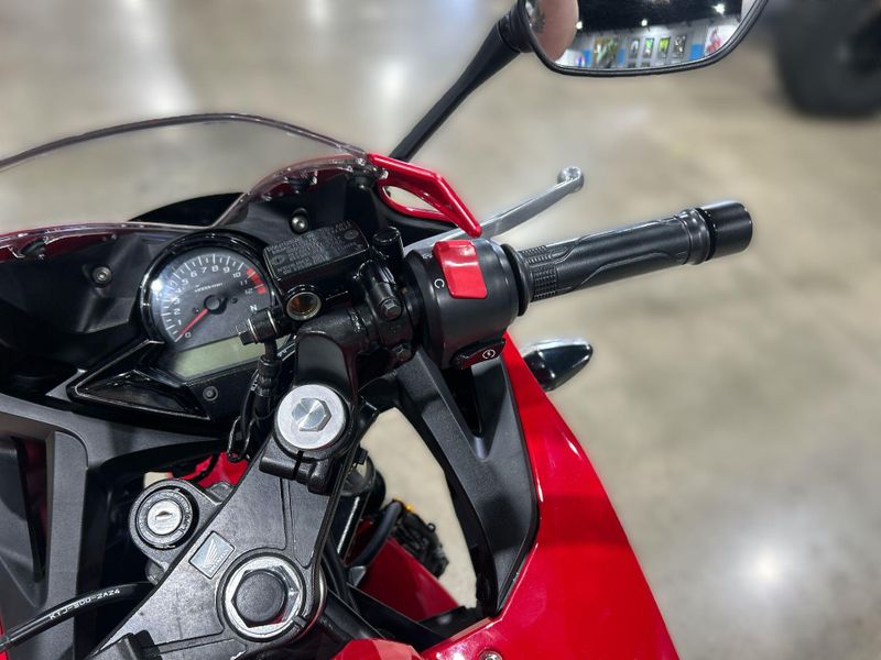 2022 Honda CBR300R Base Image 17