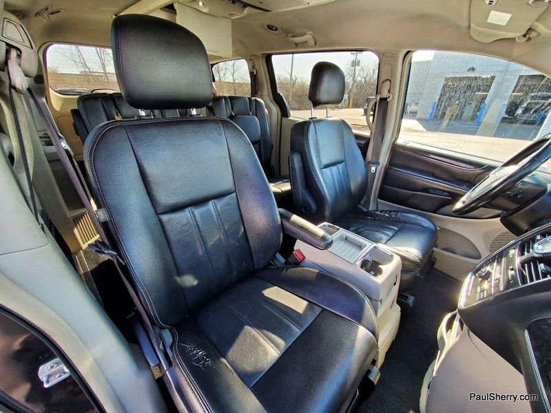 2015 Chrysler Town & Country TouringImage 5