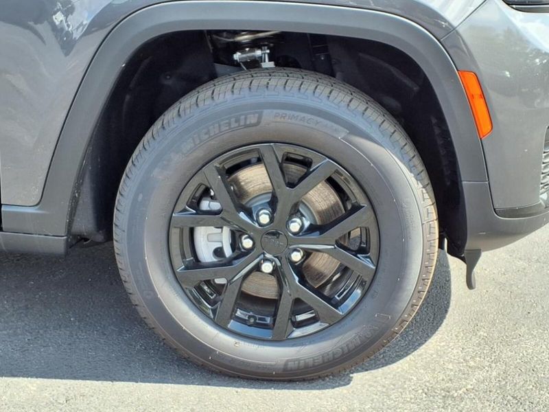 2025 Jeep Grand Cherokee Altitude photo 2