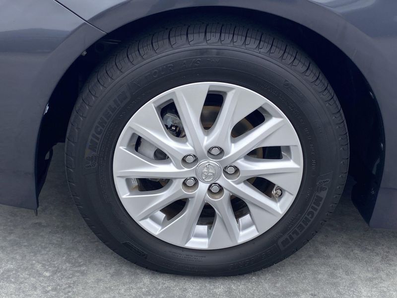 2014 Toyota Prius Plug-In BaseImage 10