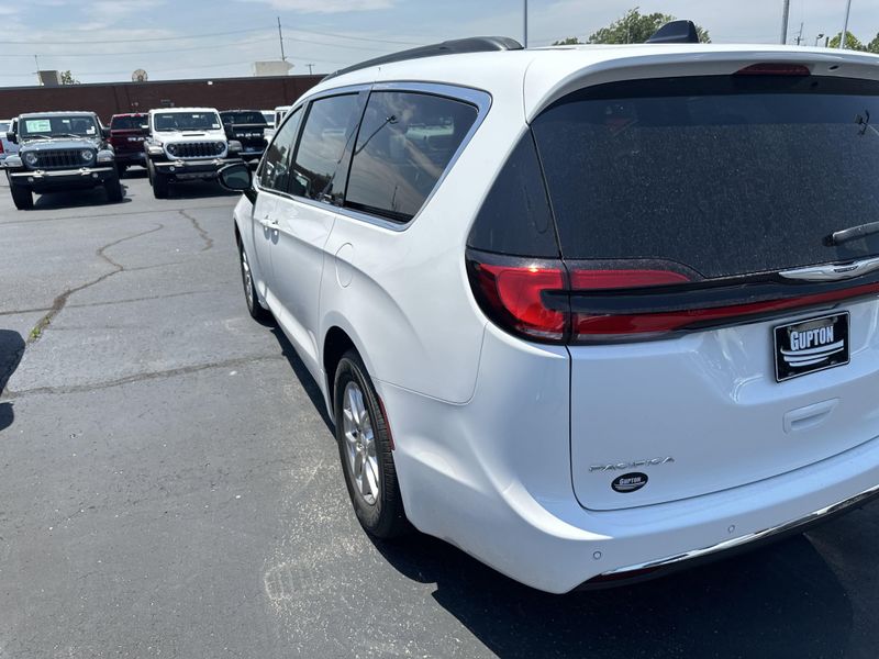 New 2025 Chrysler Pacifica SelectImage 8