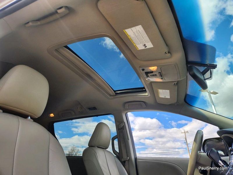 2014 Toyota Sienna XLEImage 3