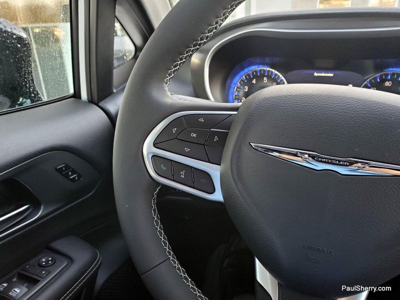 New 2026 Chrysler Pacifica Select
