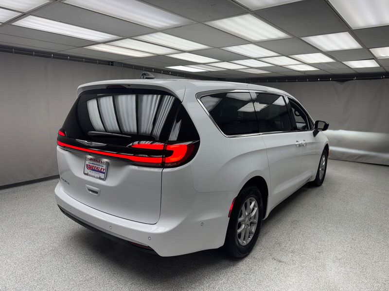 2025 Chrysler Pacifica SelectImage 3