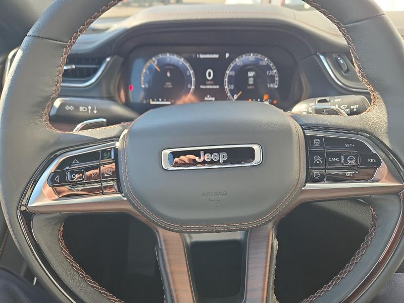 2025 Jeep Grand Cherokee Summit photo 13