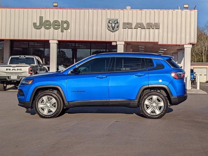 2022 Jeep Compass Latitude 4x4 in a Laser Blue Pearl Coat exterior color and Blackinterior. Johnson Dodge 601-693-6343 pixelmotiondemo.com 