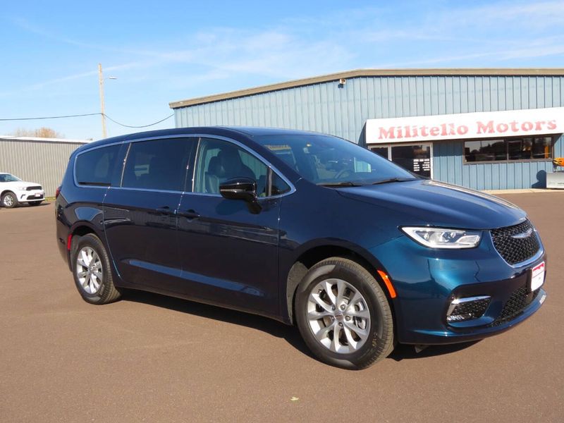 2025 Chrysler Pacifica Select AwdImage 2