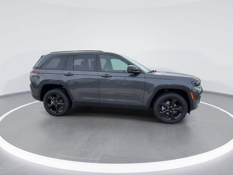 New 2026 Jeep Grand Cherokee Limited 4x2Image 9