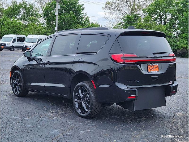 New 2026 Chrysler Pacifica Select
