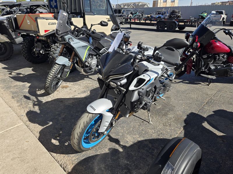 USED 2025 YAMAHA MT10 Image 5