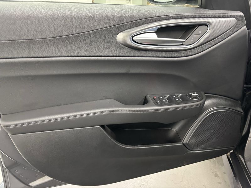 2024 Alfa Romeo Giulia Ti Q4 AWD w/Sunroof/Nav/Activ AsstImage 2