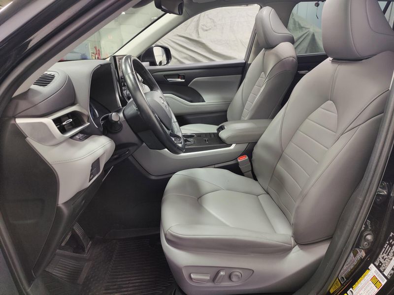 2021 Toyota Highlander Hybrid XLE AWD w/Sunroof/NavImage 16