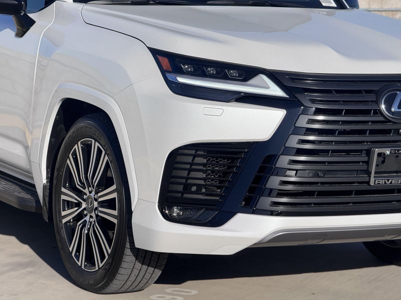 2025 Lexus LX 600 LuxuryImage 4