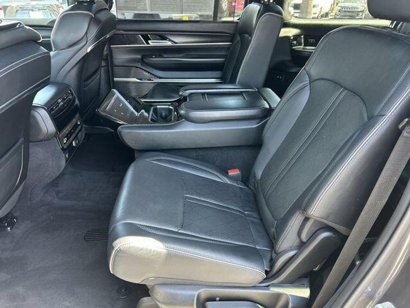2024 Jeep Grand Wagoneer L Series II ObsidianImage 17