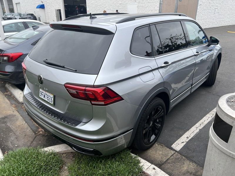 2023 Volkswagen Tiguan SE R-Line BlackImage 2