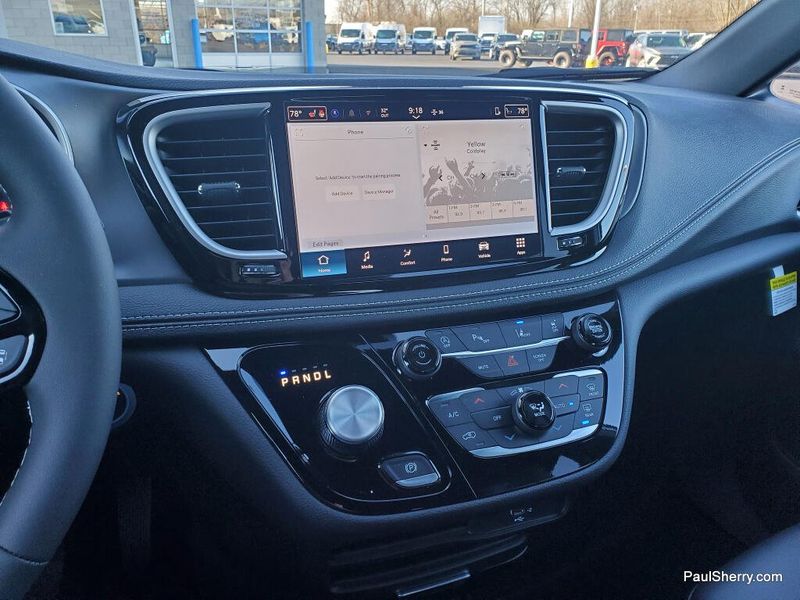 New 2026 Chrysler Pacifica Select