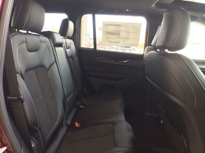 New 2025 Jeep Grand Cherokee Altitude X 4x2Image 17