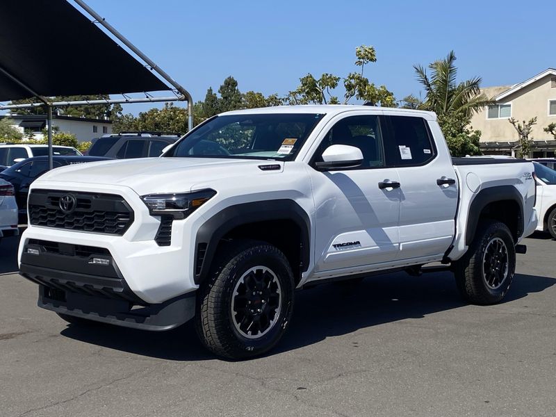 2025 Toyota Tacoma TRD Off Road HybridImage 5