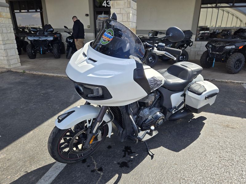 2020 Indian Motorcycle CHALLENGER DARK HORSE WHITE SMOKE Image 5
