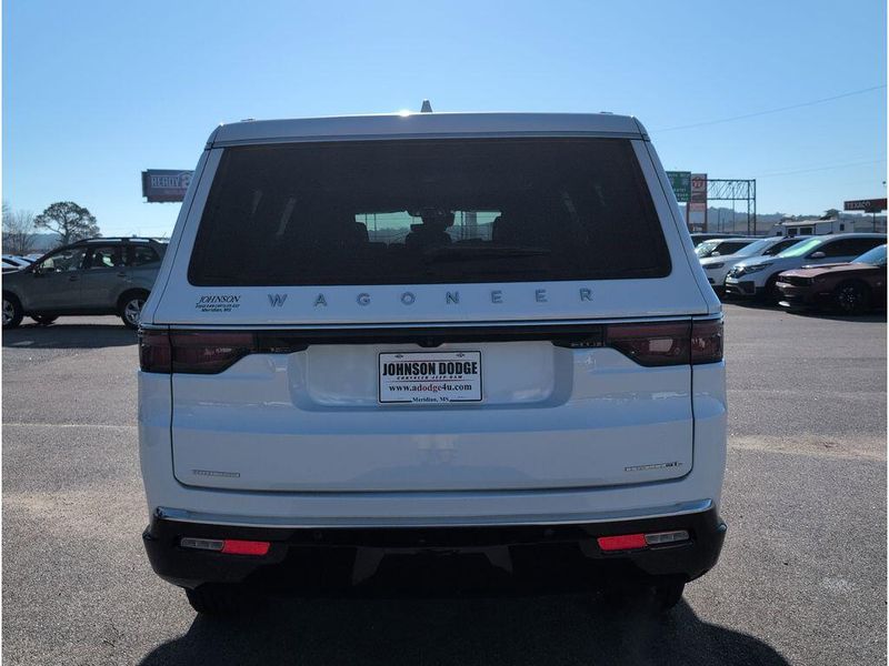 2023 Jeep Wagoneer L Series IIIImage 4