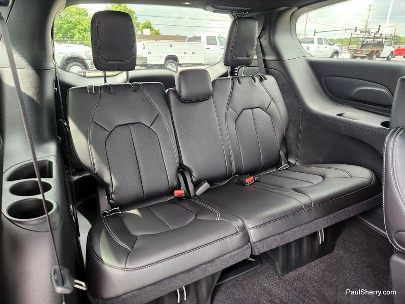 New 2026 Chrysler Pacifica Select