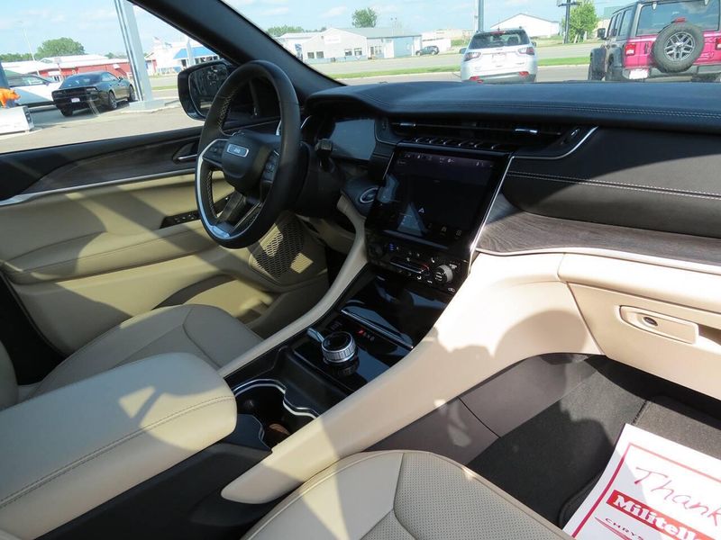 Used 2024 Jeep Grand Cherokee Limited 4x4 4dr SUVImage 18